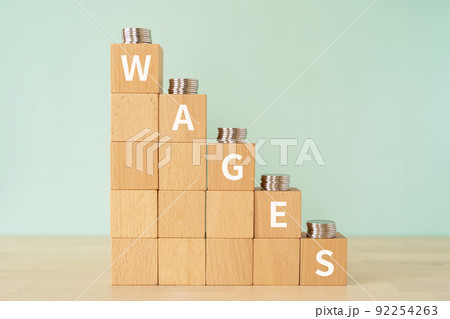賃金のイメージ｜「WAGES」と書かれたブロックとコイン 92254263