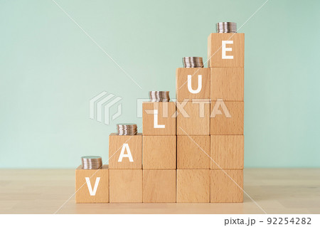 「VALUE」と書かれたブロックとコイン 「VALUE」と書かれたブロックとコイン 92254282