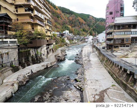 杖立温泉の観光スポット　紅葉橋から見た温泉街　熊本県阿蘇郡小国町下城 92254714