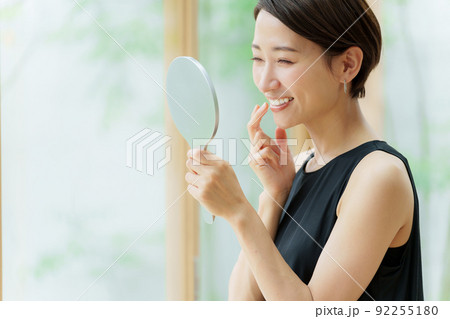 手鏡を持つ女性 デンタルケアコンセプト 手鏡を持つ女性 デンタルケアコンセプト 92255180