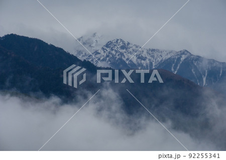 深い霧と雲に覆われた山　木曽駒ヶ岳　日本アルプス 92255341