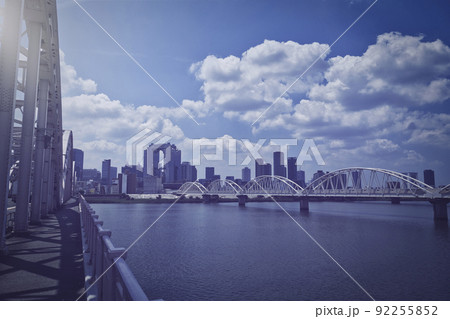 橋と都市風景 大阪 日本 92255852