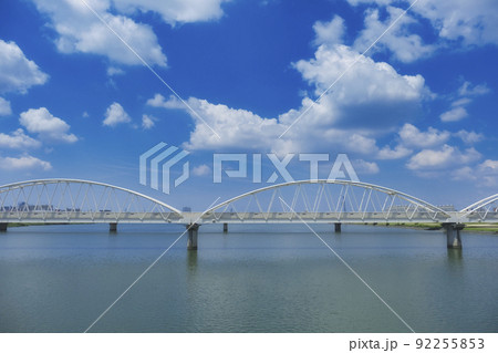 淀川と白い橋 大阪 日本 92255853