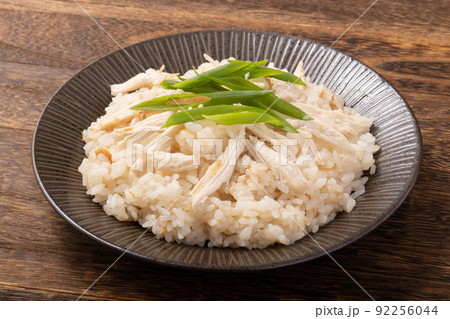 鶏肉飯 台湾風の蒸し鶏入り混ぜご飯 (チーローファン・ジーローハン・ジーローファン) 鶏肉飯 台湾風の蒸し鶏入り混ぜご飯 (チーローファン・ジーローハン・ジーローファン) 92256044