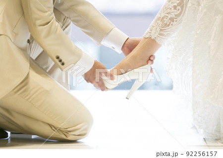 新郎新婦が靴を履かせてあげるシチュエーションのブライダル写真 新郎新婦が靴を履かせてあげるシチュエーションのブライダル写真 92256157