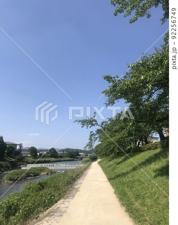 京都、高野川、御蔭通り、高野川亀石、下鴨大津線、御蔭橋、河川、遊歩道、散歩、下鴨神社、観光地 京都、高野川、御蔭通り、高野川亀石、下鴨大津線、御蔭橋、河川、遊歩道、散歩、下鴨神社、観光地 92256749