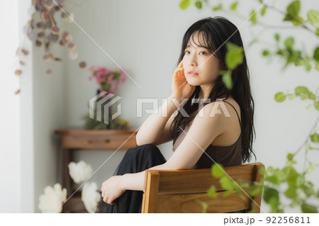 茶色のキャミソールの女性 茶色のキャミソールの女性 92256811