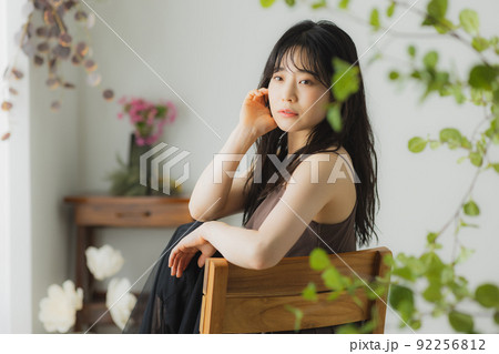 茶色のキャミソールの女性 茶色のキャミソールの女性 92256812