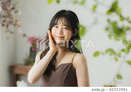 茶色のキャミソールの女性 茶色のキャミソールの女性 92257091