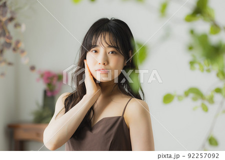 茶色のキャミソールの女性 茶色のキャミソールの女性 92257092