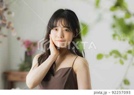 茶色のキャミソールの女性　 92257093