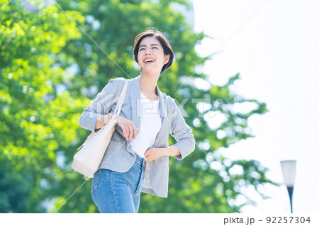 女性　ビジネス　通勤　オフィス　ビジネスウーマン 92257304