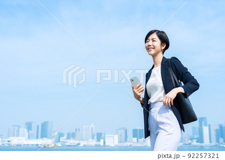女性　ビジネス　通勤　オフィス　スマホ　ビジネスウーマン 92257321