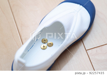 上履きに仕掛けられた画鋲 上履きに仕掛けられた画鋲 92257435