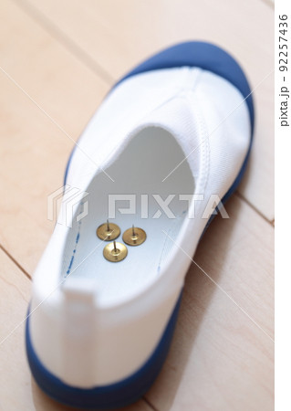 上履きに仕掛けられた画鋲 上履きに仕掛けられた画鋲 92257436