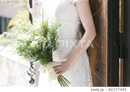 結婚式場バージンロードで入場する新婦のイメージ素材 結婚式場バージンロードで入場する新婦のイメージ素材 92257495