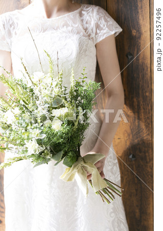 結婚式場バージンロードで入場する新婦のイメージ素材 結婚式場バージンロードで入場する新婦のイメージ素材 92257496