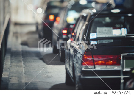 駅で乗客を待つタクシーの車列 92257726