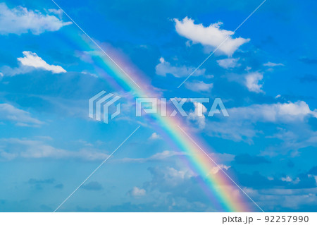 雨が上がる青空にかかる虹と雲　c-2 高彩度 92257990
