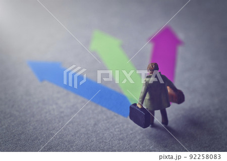 分かれ道で立ち止まるビジネスマン 分かれ道で立ち止まるビジネスマン 92258083