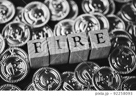 FIREとコイン モノクロ背景 FIREとコイン モノクロ背景 92258093