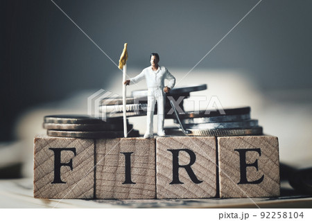 FIREとミニチュア男性 92258104