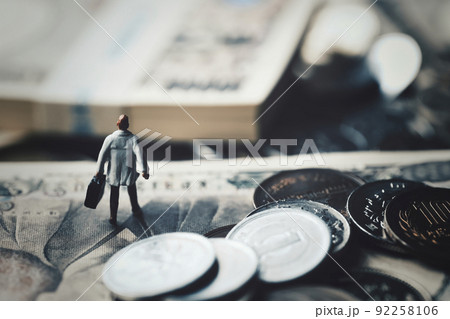お金とミニチュアの男性医師 お金とミニチュアの男性医師 92258106