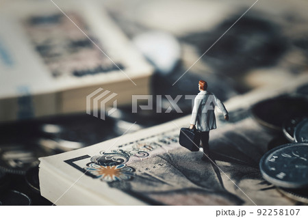 お金とミニチュアの男性医師 お金とミニチュアの男性医師 92258107