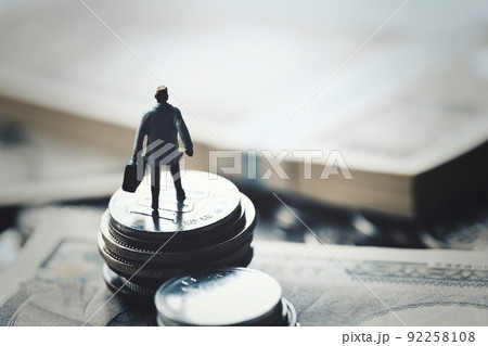 お金とミニチュアの男性医師 お金とミニチュアの男性医師 92258108