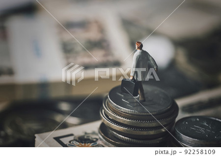 お金とミニチュアの男性医師 お金とミニチュアの男性医師 92258109