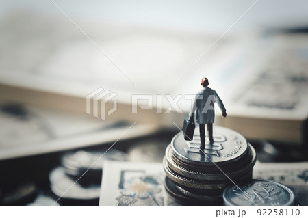 お金とミニチュアの男性医師 お金とミニチュアの男性医師 92258110