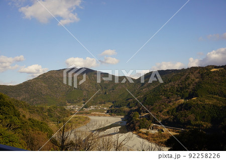 冬の静岡県島田市の山間の風景 92258226