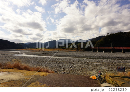 川根温泉から見た大井川と大井川鉄道の線路 川根温泉から見た大井川と大井川鉄道の線路 92258239