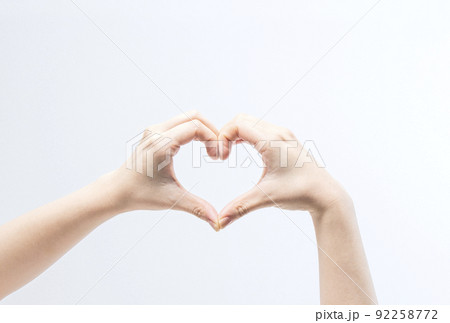 ハートを作る手　ハートマーク　愛　イメージ素材　心臓　サイン 92258772