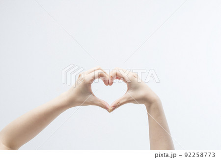 ハートを作る手　ハートマーク　愛　イメージ素材　心臓　サイン 92258773