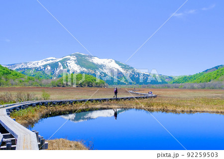 沼に映るハイカーと至仏山 92259503