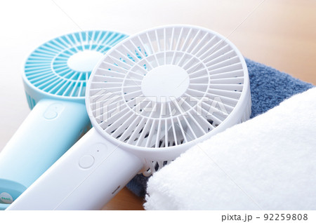 夏の必需品、携帯型扇風機 92259808