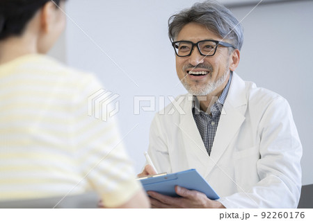 診察をするベテランの医師 92260176