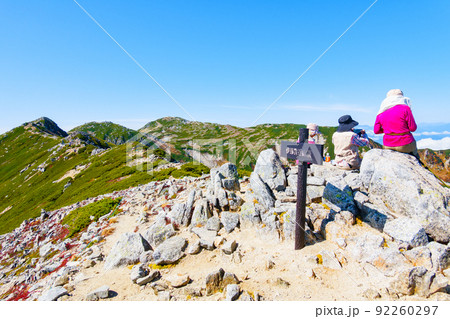 秋の木曽駒ヶ岳トレッキング（伊那前岳山頂から木曽駒ヶ岳を望む） 92260297