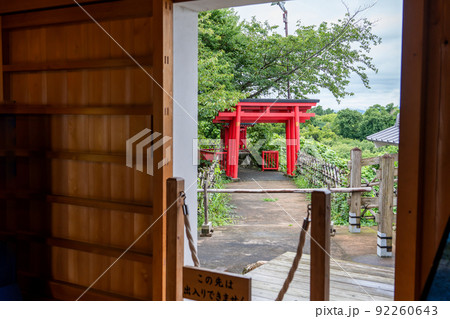 静岡県浜松市 浜松城の天守門の中から見える祠と赤い鳥居 静岡県浜松市 浜松城の天守門の中から見える祠と赤い鳥居 92260643