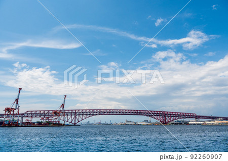 青空と赤色が美しい阪神高速湾岸線港大橋を海上から撮影 92260907