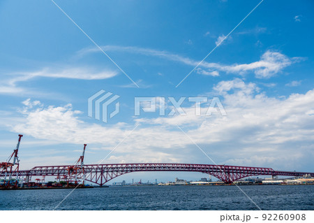 青空と赤色が美しい阪神高速湾岸線港大橋を海上から撮影 92260908