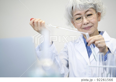 実験をする白衣を着たシニア女性 92261566