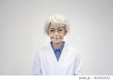 白衣を着たシニア女性 カメラ目線 ポートレート 白衣を着たシニア女性 カメラ目線 ポートレート 92262022