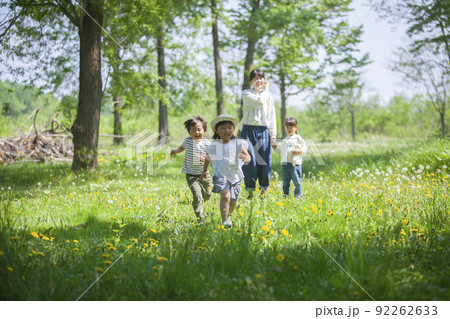 春の公園で遊ぶ子どもと保育士 春の公園で遊ぶ子どもと保育士 92262633