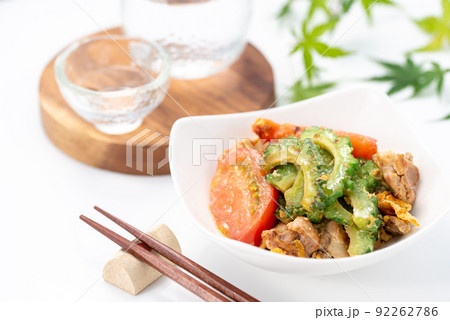 夏といえばゴーヤチャンプルー(沖縄名物)トマトを添えてニガウリの旨味が際立つ料理 夏といえばゴーヤチャンプルー(沖縄名物)トマトを添えてニガウリの旨味が際立つ料理 92262786