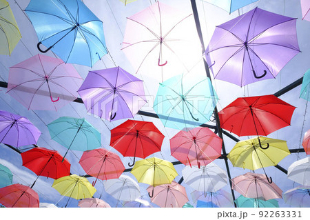 真夏の青空と沢山のカラフルなアンブレラ 92263331