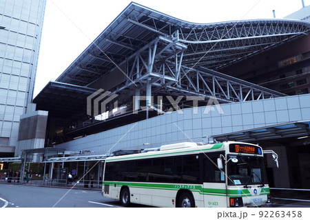 大阪梅田　阪神前交差点から見た車 92263458