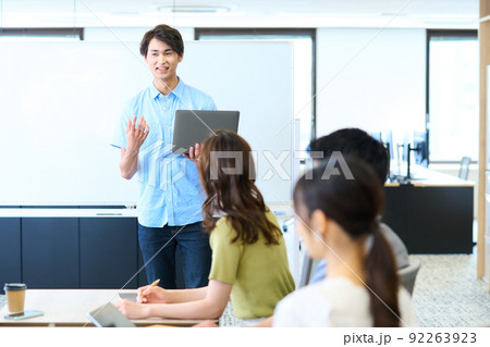 ビジネスパーソン　大人数　ミーティング　セミナー　プレゼン　研修 92263923