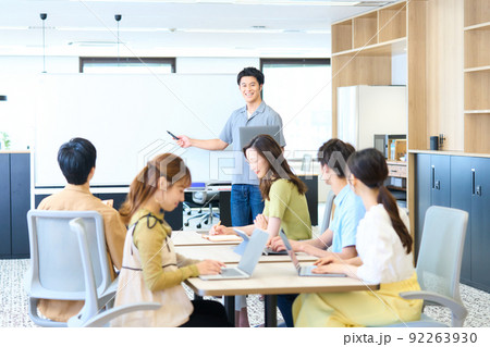 ビジネスパーソン 大人数 ミーティング セミナー プレゼン 研修 ビジネスパーソン 大人数 ミーティング セミナー プレゼン 研修 92263930